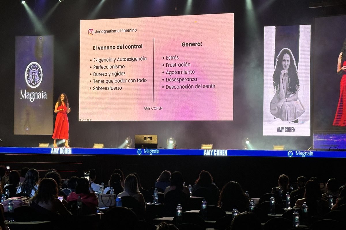 Amy Cohen hablando ante el público